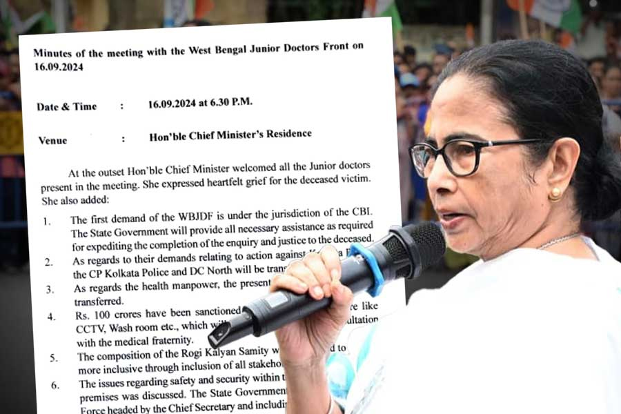 WB CM Mamata Banerjee Meets Junior Doctors, Agrees to Key Demands Including Removal of Top Officials