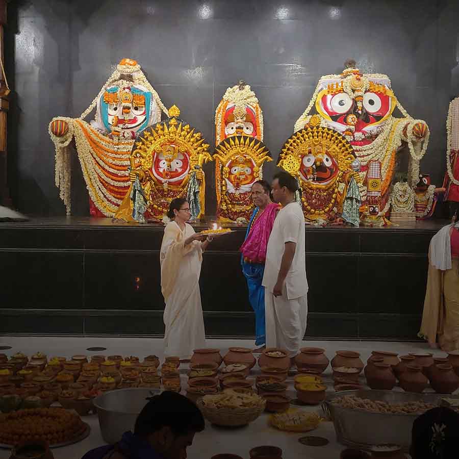 For the first time, Digha to witness a grand Rath Yatra; CM Mamata Banerjee to lead the festival by pulling the rope and sweeping the road with a gold-plated broom. Mamata Banerjee to Pull the Chariot Rope in Digha Rath Yatra, Will Sweep the Path with Golden Broom