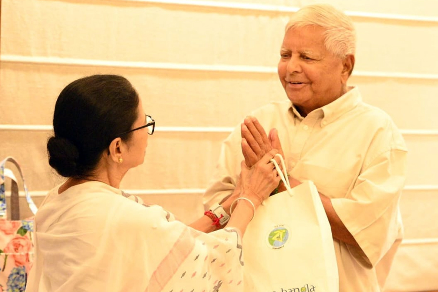 Tejashwi Yadav Becomes a Father, Mamata Banerjee Visits Hospital to See Newborn Baby Boy Tejashwi Yadav Becomes a Father, Mamata Banerjee Visits Hospital to See Newborn Baby Boy