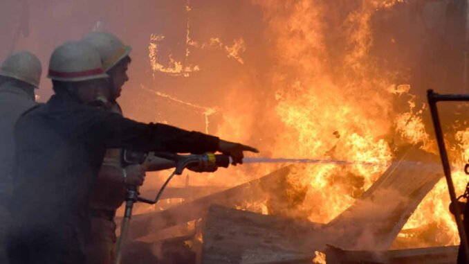 agun Massive Fire in Kolkata’s Topsia Building Kills 2, Several Critically Injured